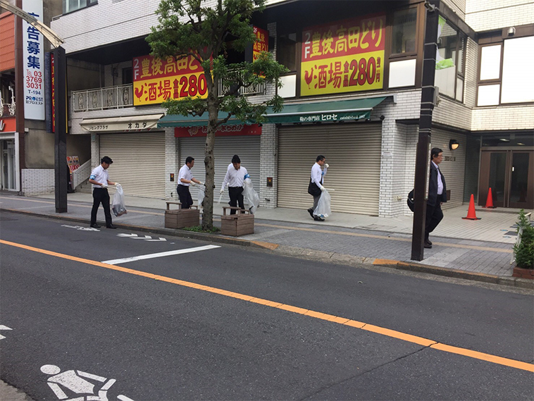 店舗の前の清掃活動