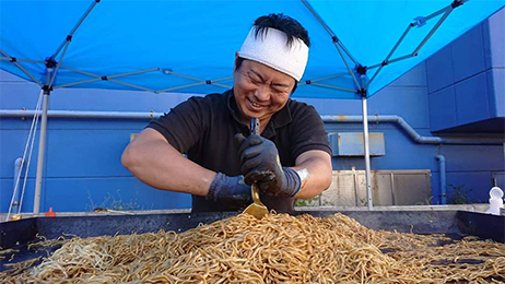 焼きそばを焼く男性