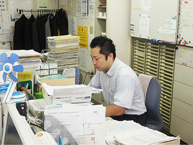 事務机の男性