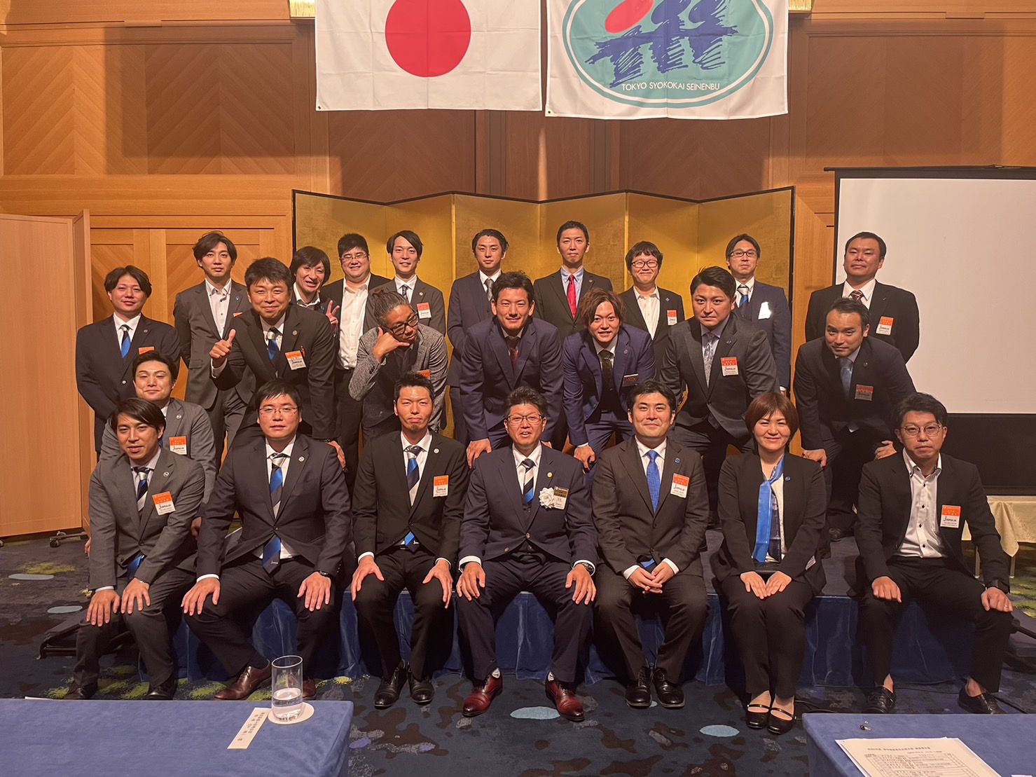 東京都商工会青年部連合会スーツの男性の集合写真1060px-500px